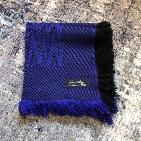 Blue winter scarf - Picture 1 of 3